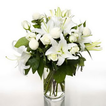  Çankaya çiçekçiler 14 şubat sevgililer günü çiçek  1 dal cazablanca 7 adet beyaz gül vazosu