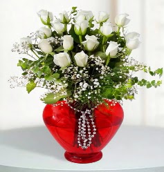 cam kalp içerisinde 12 adet beyaz gül  Ankara Çankaya çiçek gönderme 