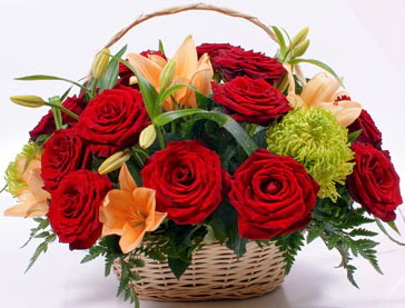Sepette 5 adet kırmızı gül ve kır çiçekleri  Çankaya çiçekçiler 14 şubat sevgililer günü çiçek  