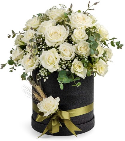 Kutu içerisinde 33 adet beyaz gül tanzimi  Ankara Çankaya çiçekçiler 