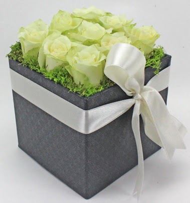 9 adet beyaz gülden özel kutu çiçeği  Ankara Çankaya online çiçekçi , çiçek siparişi 