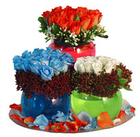  Ankara çiçek siparişi Çankaya çiçek satışı  3 cam vazoda 3 renkli gül görselligi
