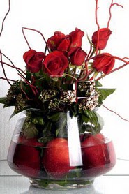  Ankara Çankaya uluslararası çiçek gönderme   12 adet kirmizi gül ve altinda sürpriz meyva