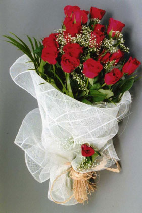 10 adet kirmizi güllerden buket çiçegi  Ankara Çankaya online çiçek gönderme sipariş 
