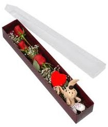 kutu içerisinde 3 adet gül ve oyuncak  Ankara çiçek siparişi Çankaya çiçek satışı 