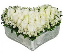  Ankara Çankaya internetten çiçek siparişi  9 adet beyaz gül mika kalp içerisindedir