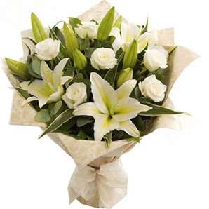  Ankara Çankaya hediye çiçek yolla  3 dal kazablanka ve 7 adet beyaz gül buketi