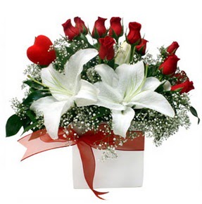  Çankaya yurtiçi ve yurtdışı çiçek siparişi  1 dal kazablanka 11 adet kırmızı gül vazosu