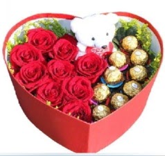 Kalp içerisinde 8 gül 9 çikolata ve ayıcık  Ankara Çankaya çiçek gönderme sitemiz güvenlidir 