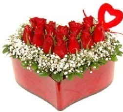 Kalp içerisinde 9 kırmızı gül kalp çubuk  Ankara Çankaya çiçek gönderme sitemiz güvenlidir 