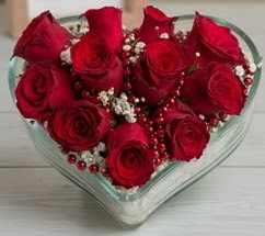 Kalp içerisinde 7 adet kırmızı gül  Ankara Çankaya çiçek online çiçek siparişi 
