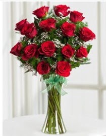 Cam vazo içerisinde 11 kırmızı gül vazosu  Ankara Çankaya hediye çiçek yolla 