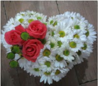 3 adet kırmızı gül mika kalptte papatyalar  Çankaya çiçek yolla , çiçek gönder , çiçekçi  