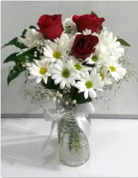 cam vazoda 3 adet kırmızı gül ve papatyalar  Çankaya çiçek yolla , çiçek gönder , çiçekçi  