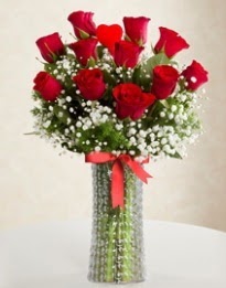 11 Adet kırmızı gül 1 adet kalp çubuk vazoda  Çankaya yurtiçi ve yurtdışı çiçek siparişi 