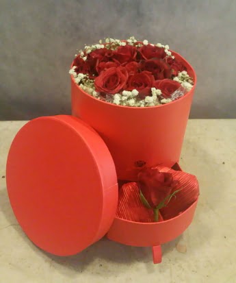 Çekmeceli kutu içerisinde çikolata ve güller  Çankaya çiçek servisi , çiçekçi adresleri 
