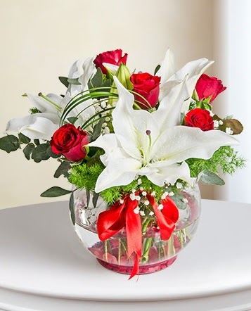 Fanus Vazoda 2 Lilyum ve 5 Gül Dansı  Çankaya hediye sevgilime hediye çiçek 