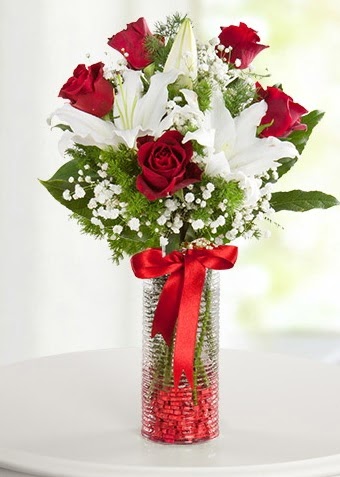 Vazoda Muhteşem Ahenk 2 lilyum 5 kırmızı gül  Çankaya çiçekçiler 14 şubat sevgililer günü çiçek 