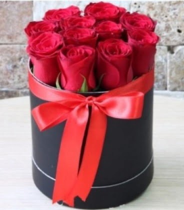Kutu içerisinde 9 adet kırmızı gül  Ankara Çankaya İnternetten çiçek siparişi 