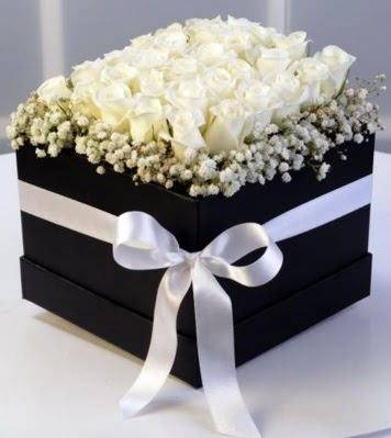 Kare kutuda 19 adet beyaz gül  Ankara Çankaya çiçekçi telefonları 